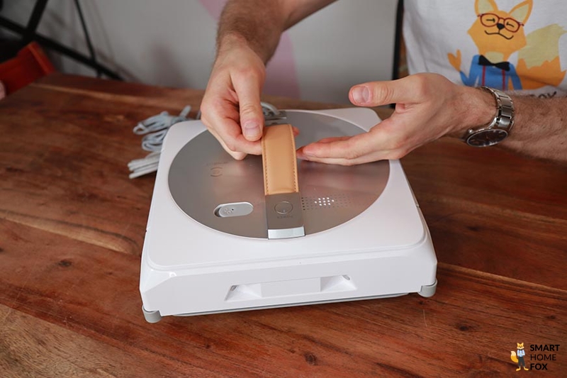 Der Ledergriff des Ecovacs WINBOT W1 PRO ist in der Nahaufnahme zu sehen